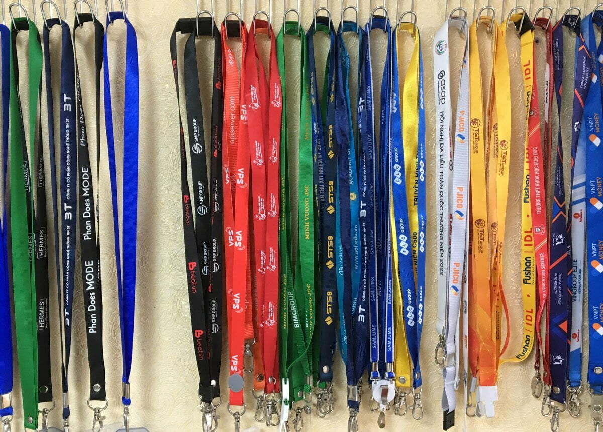 Đặt dây đeo thẻ