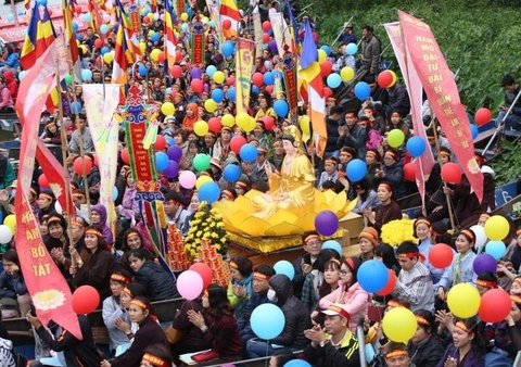 Băng rôn đeo đầu sự kiện ngoài trời