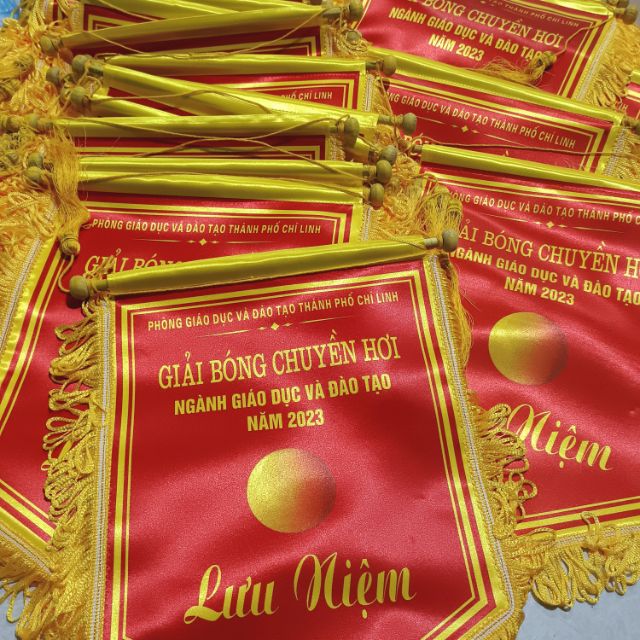 Đặt cờ lưu niệm