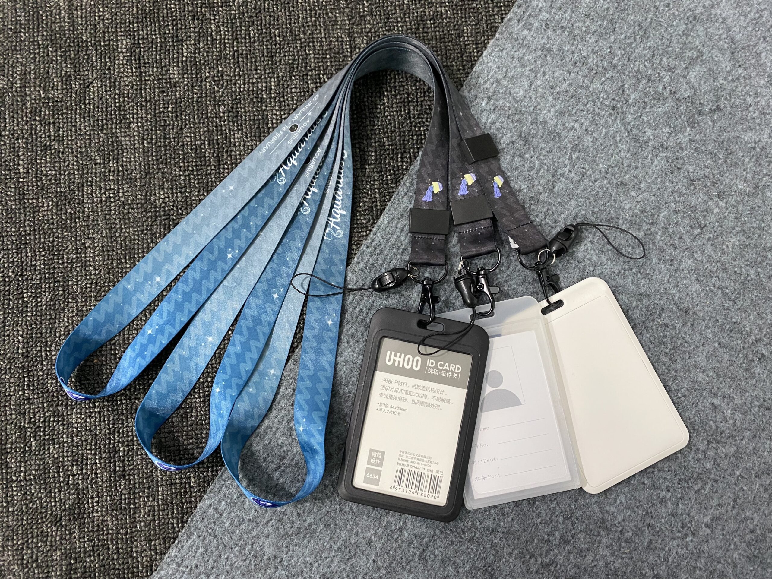 Đặt dây đeo thẻ