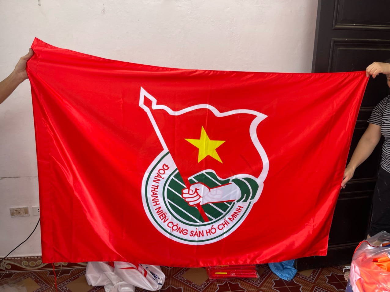 Cờ Đảng theo yêu cầu – Xưởng in cờ HOÀNG GIA tại Hà Nội