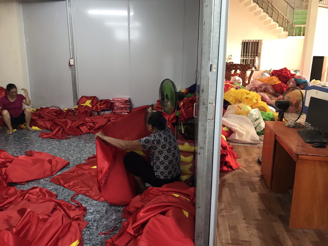 In Cờ Hồng Kỳ Số Lượng Lớn – Xưởng In Cờ HOÀNG GIA