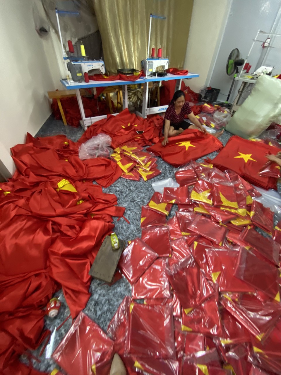 Xưởng Làm Cờ Hồng Kỳ Uy Tín – Xưởng In Cờ HOÀNG GIA