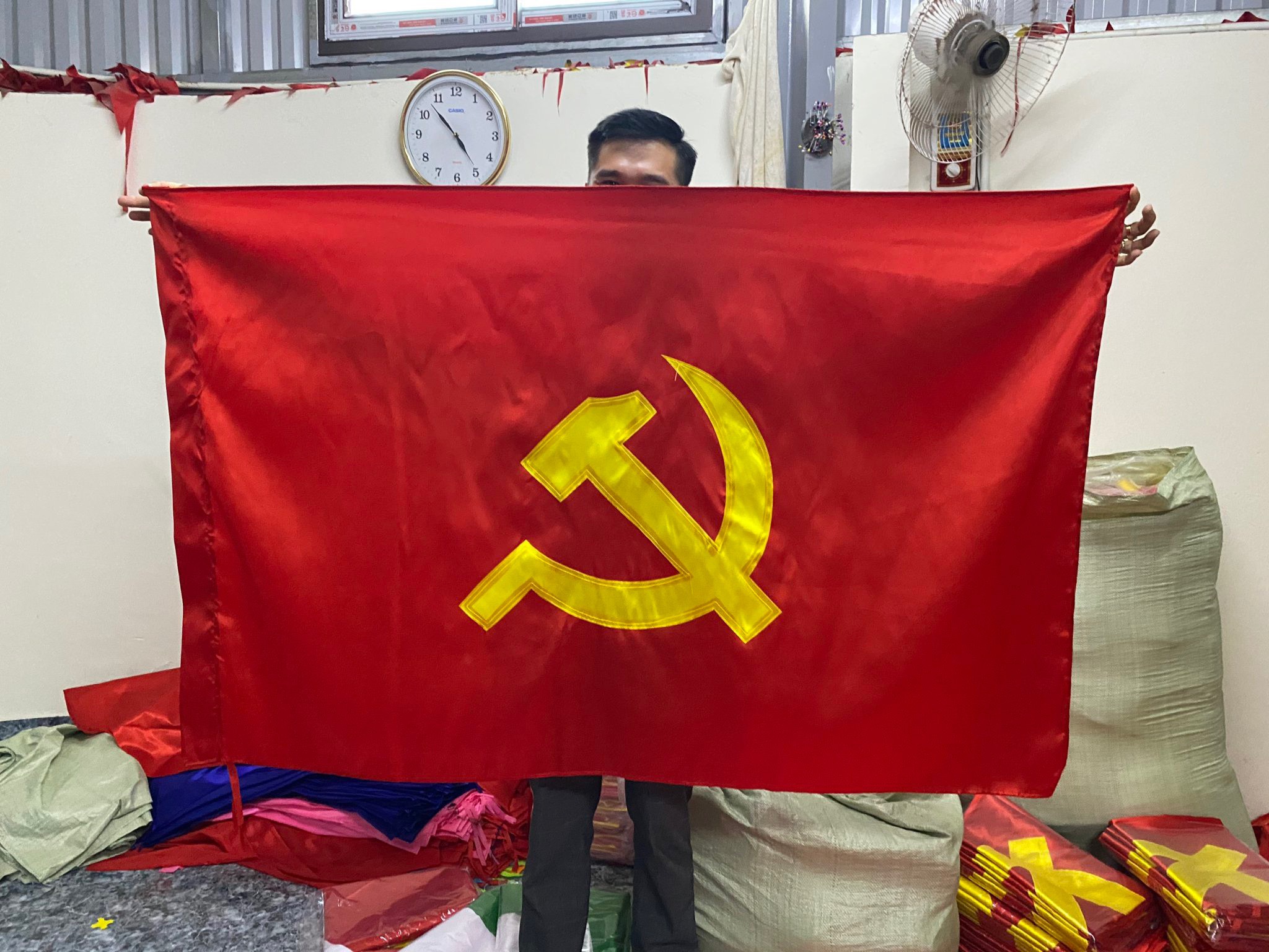 Giá bán cờ Đảng – Xưởng in cờ HOÀNG GIA tại Hà Nội