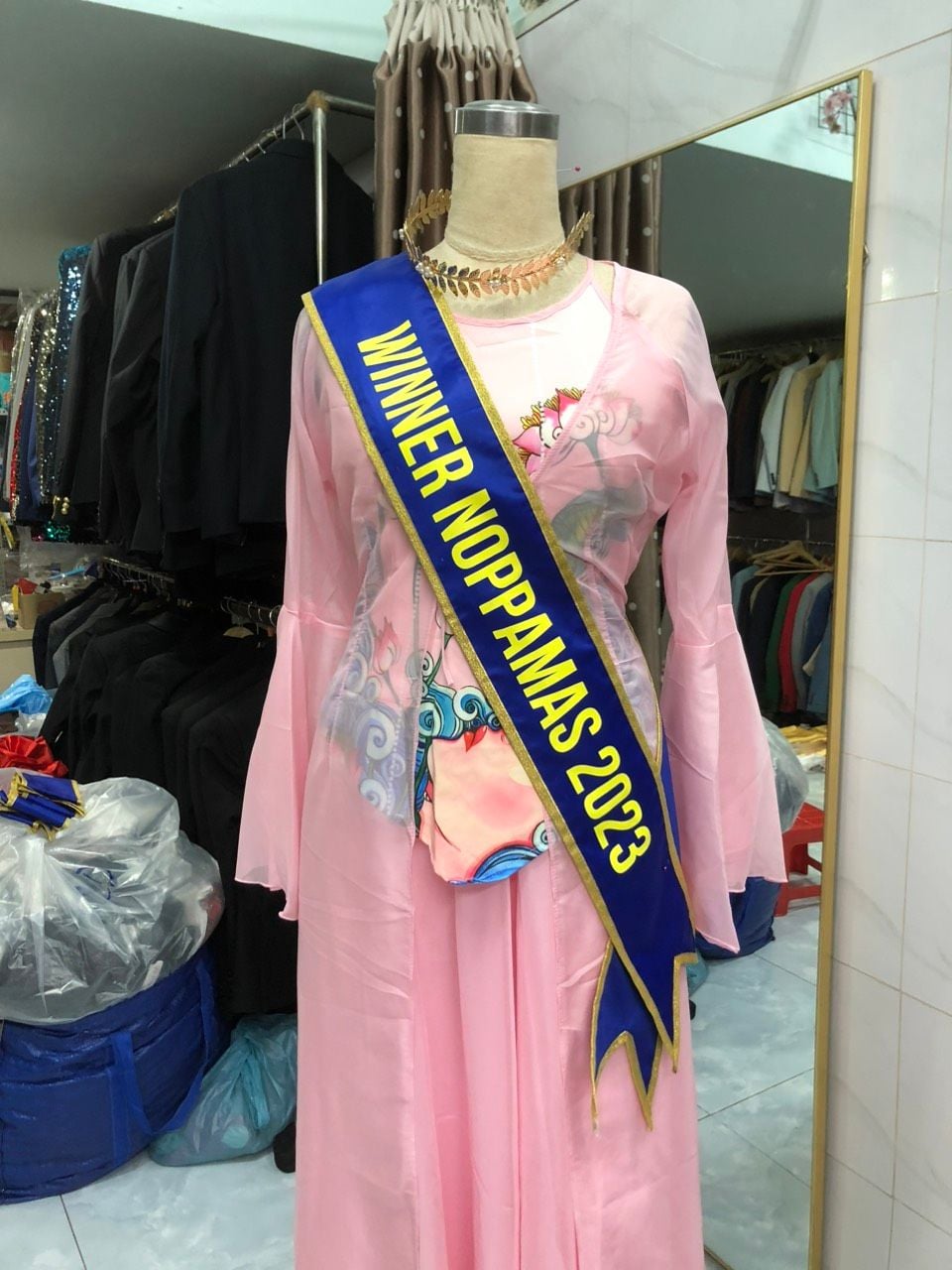 Đeo Sash Hoa Hậu Chuyên Nghiệp – Xưởng In Cờ HOÀNG GIA Uy Tín Tại Hà Nội