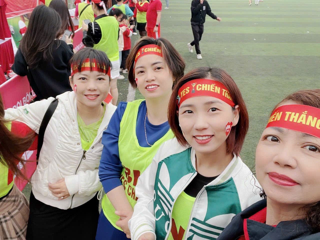 Băng rôn đeo đầu cổ động