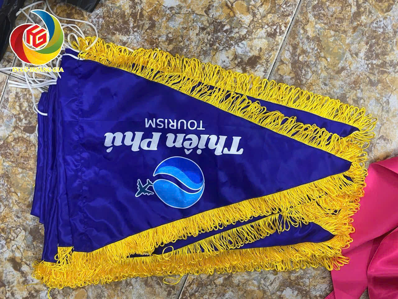 Cờ lưu niệm tam giác
