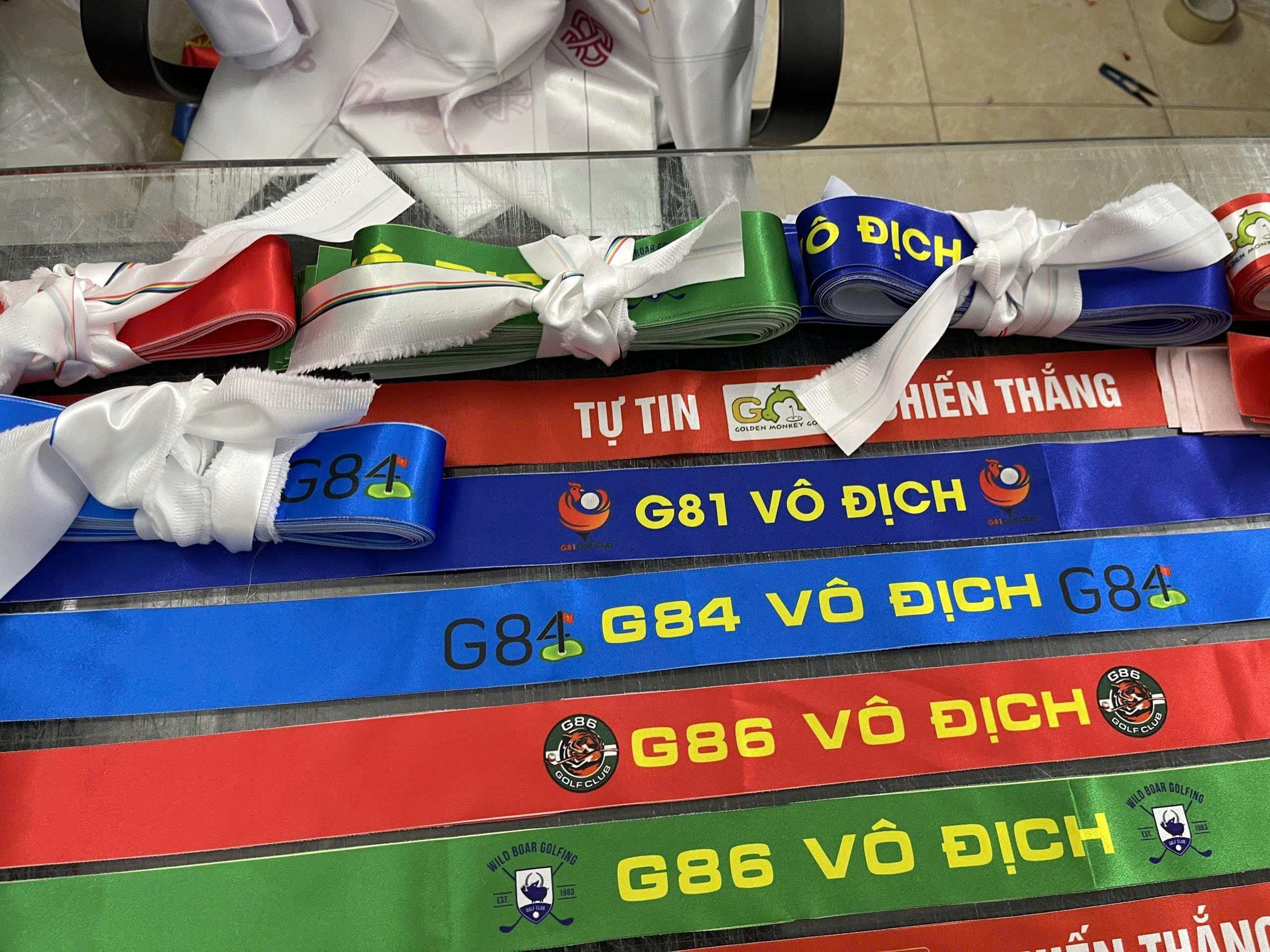 Băng rôn đeo đầu lễ khai trương