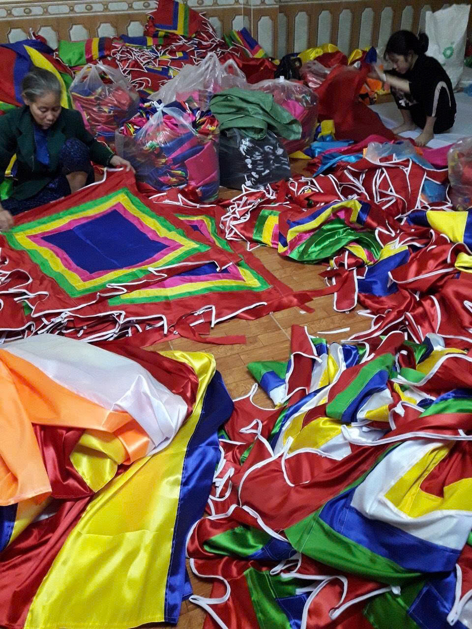 Nhận In Cờ Thần Số Lượng Lớn – Xưởng In Cờ HOÀNG GIA 