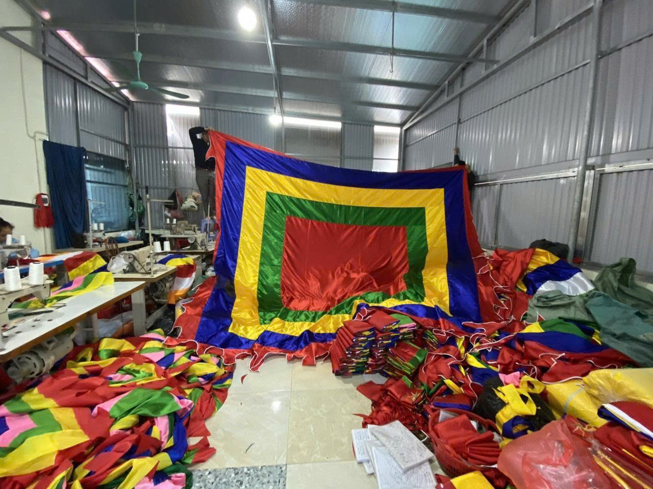 Cờ Thần Bán Ở Đâu – Xưởng In Cờ HOÀNG GIA Tại Hà Nội