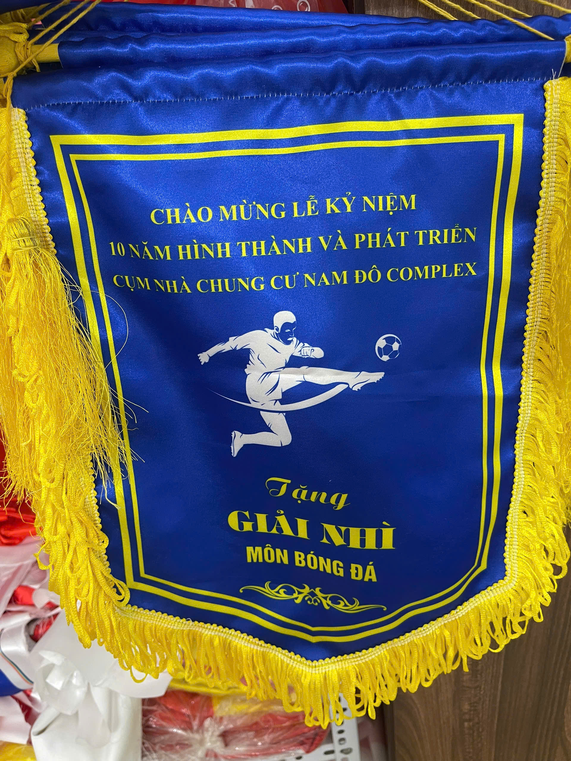 Giá cờ lưu niệm bóng đá