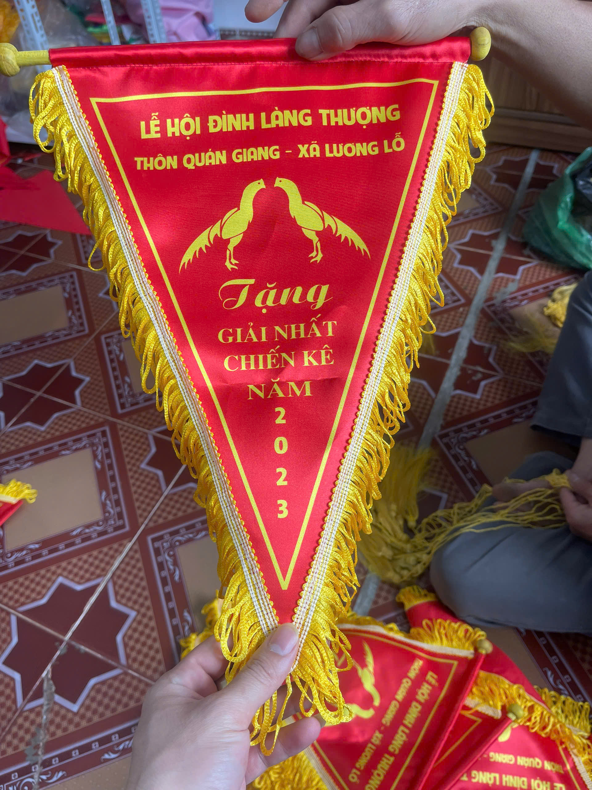 Cờ lưu niệm tam giác