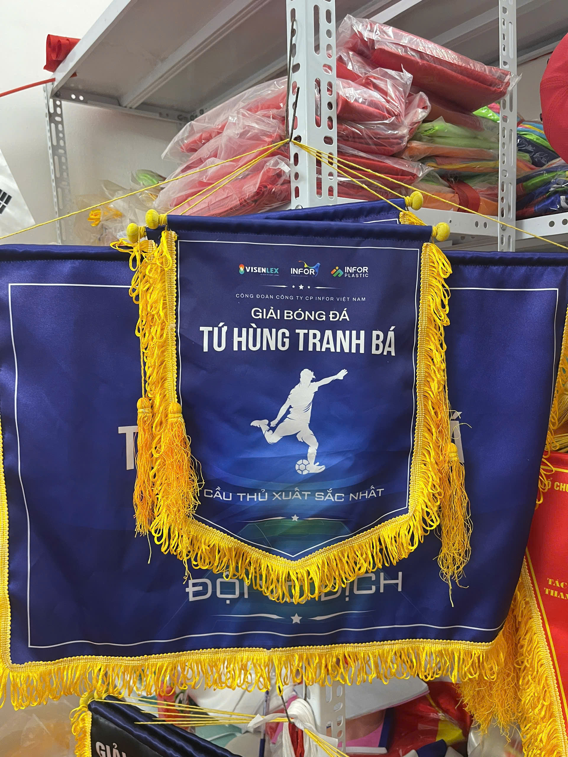 Giá cờ lưu niệm bóng đá