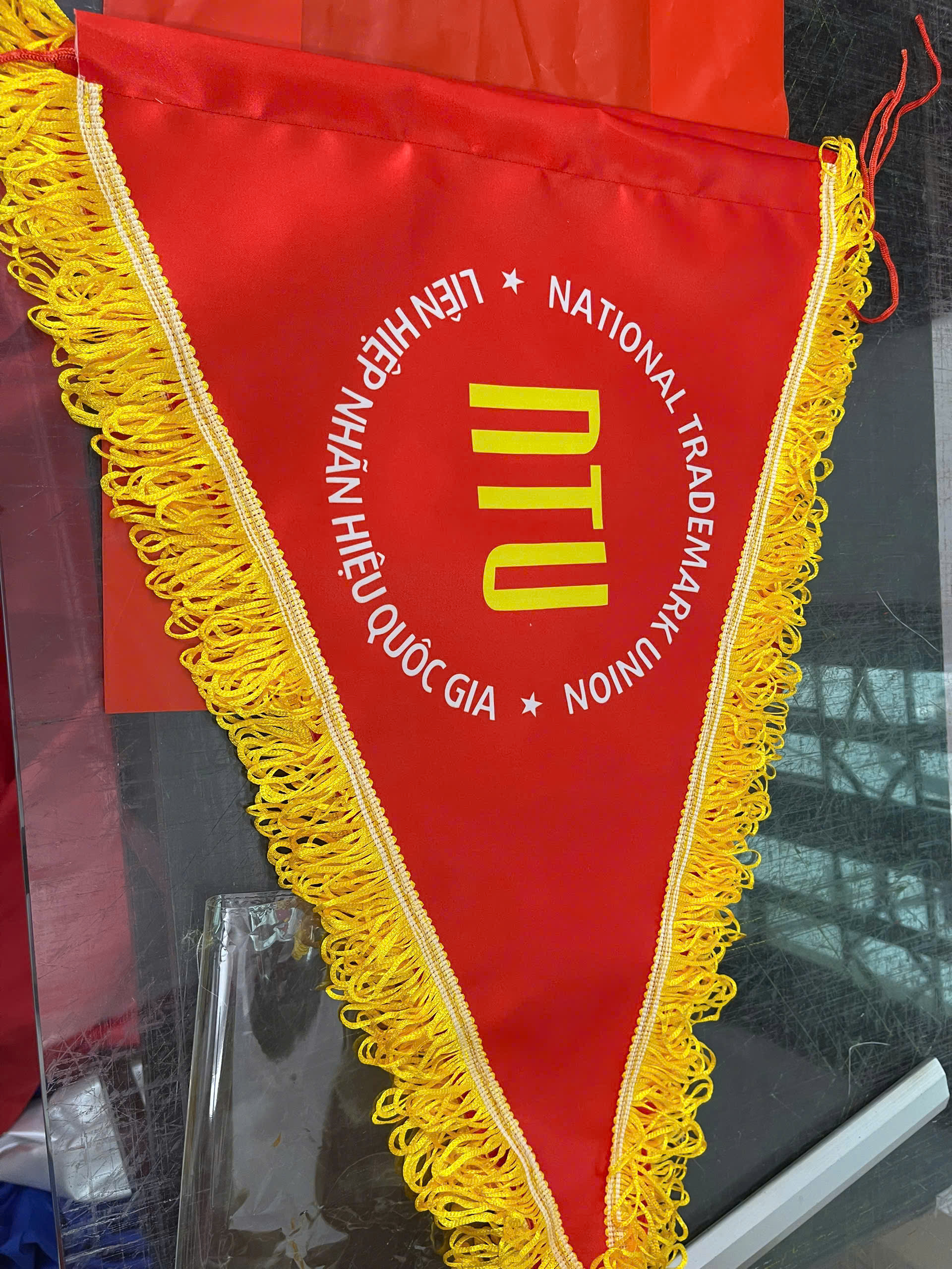 Cờ lưu niệm hình tam giác