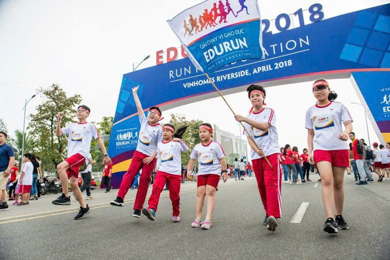 Băng rôn đeo đầu sự kiện