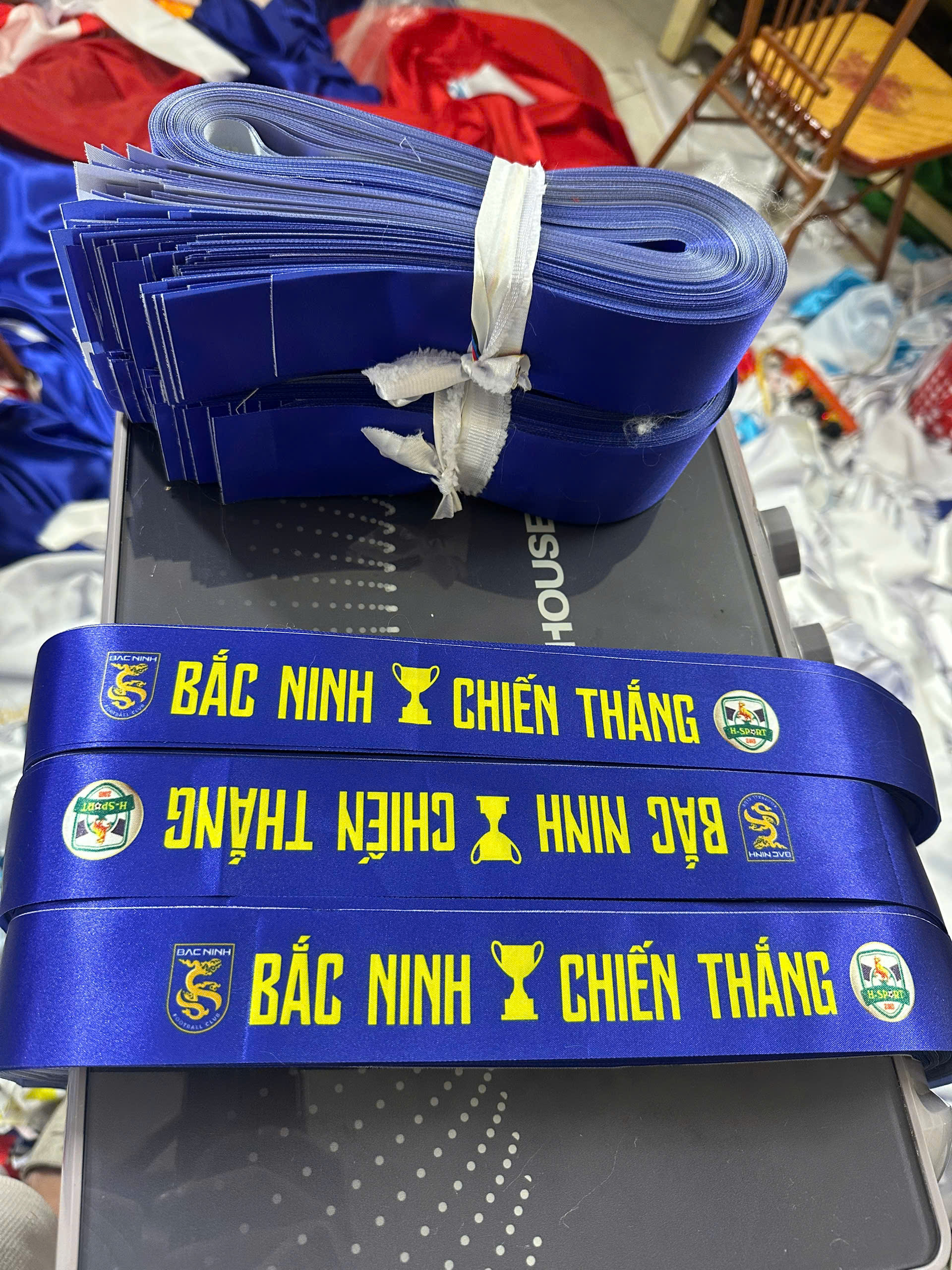 Băng rôn đeo đầu sự kiện khai trương