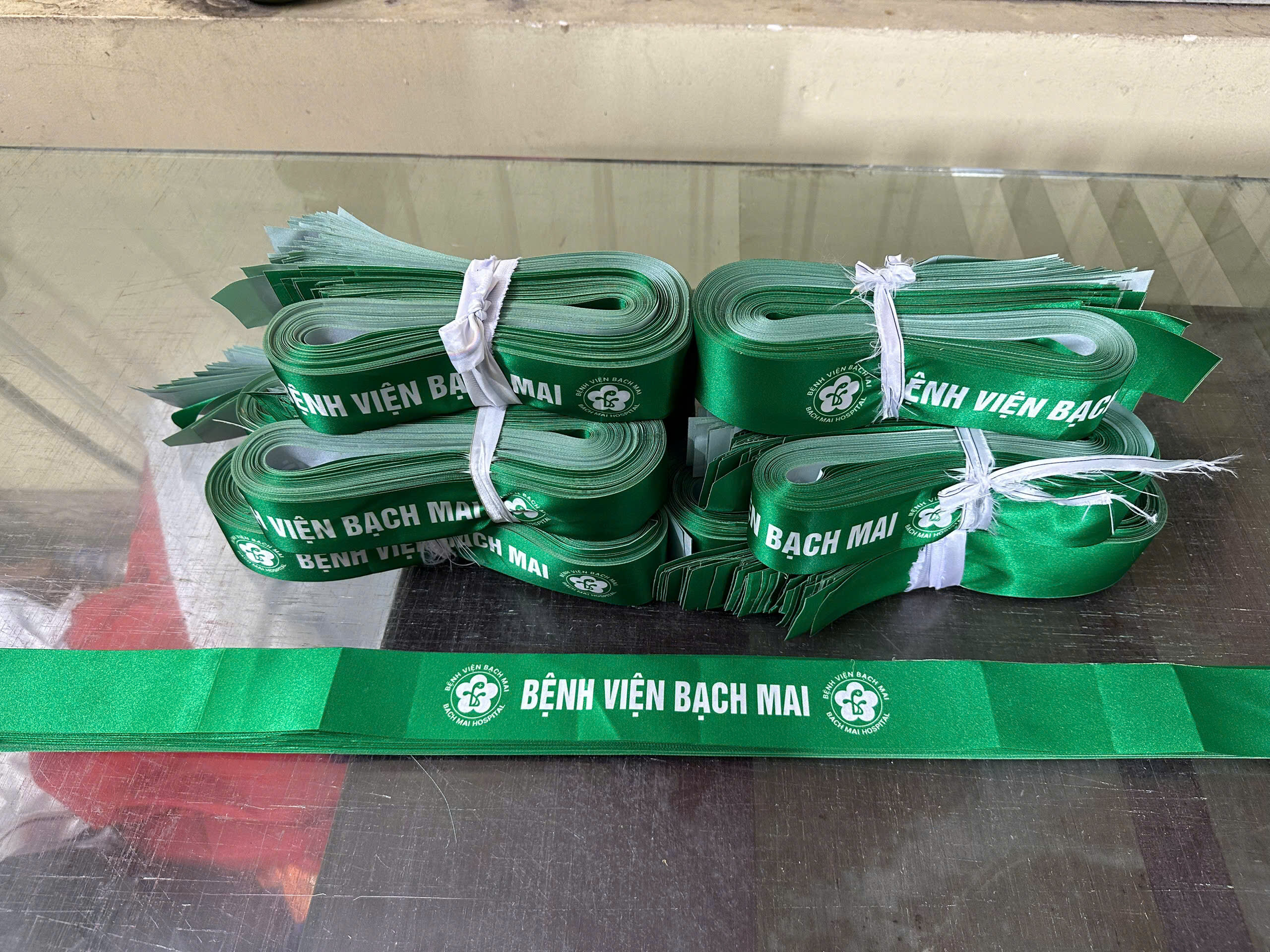 Băng rôn đeo đầu sự kiện