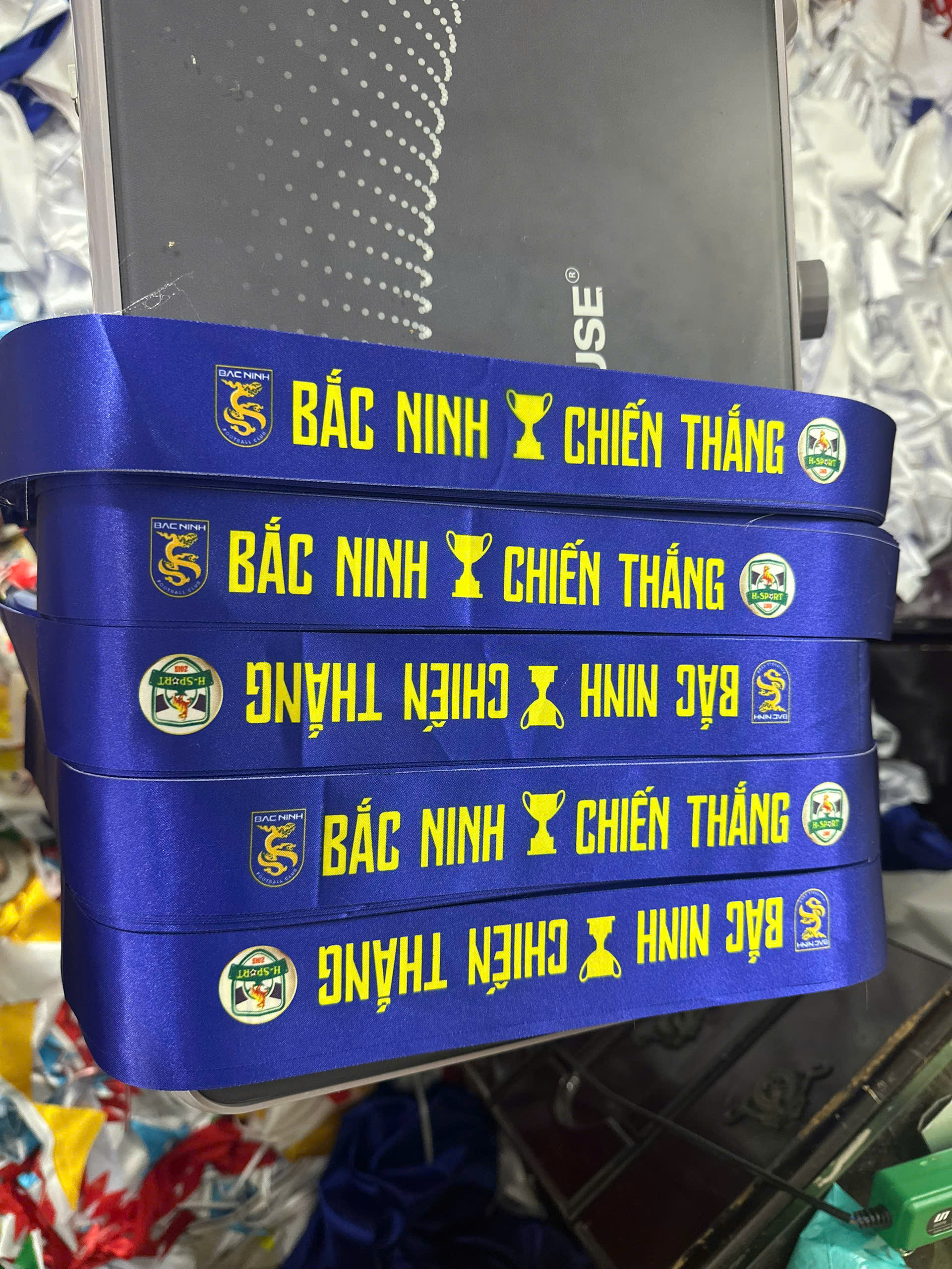 Băng rôn đeo đầu sự kiện